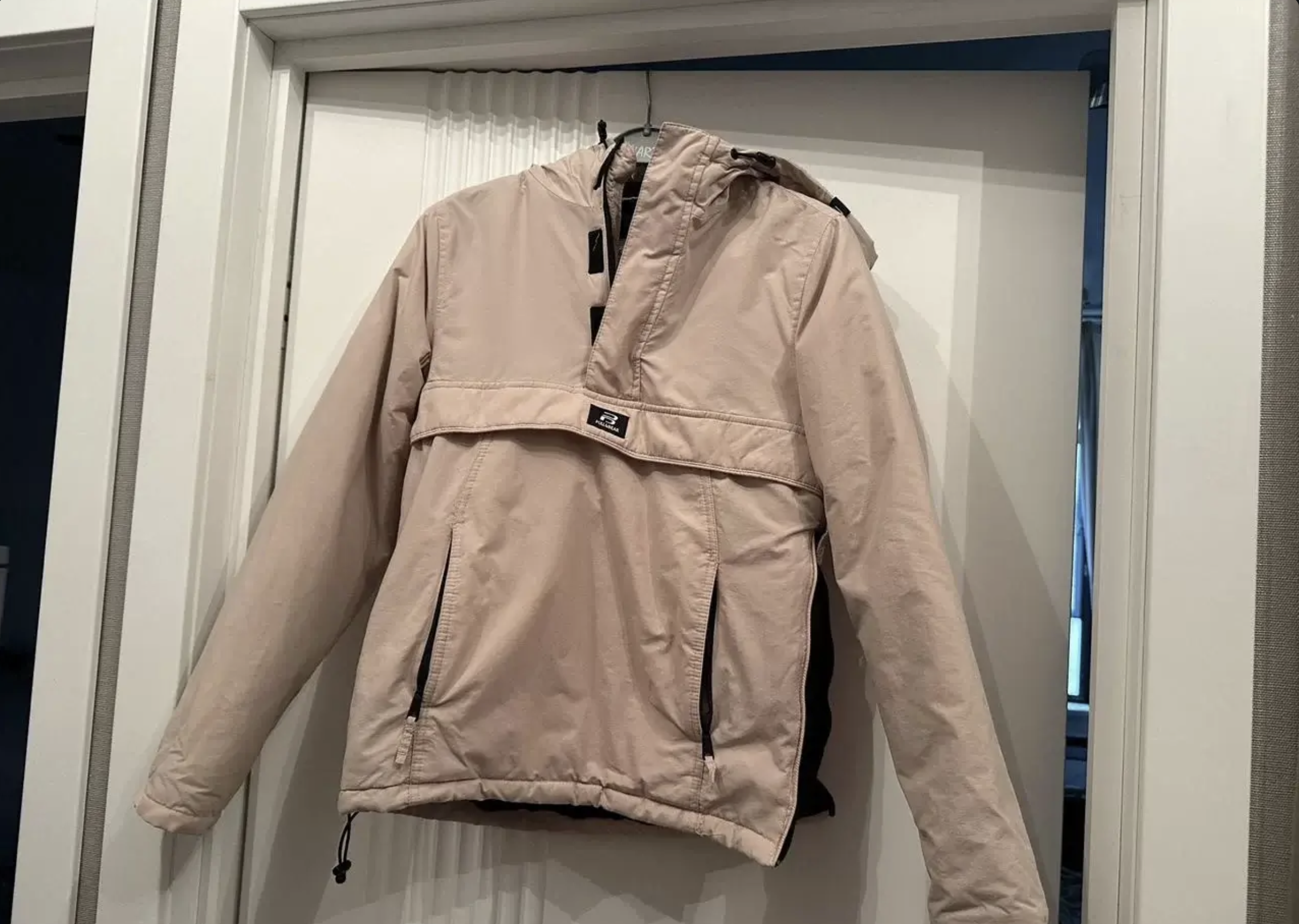 Одежда на вешалке до генерации фото на модели с помощью ИИ